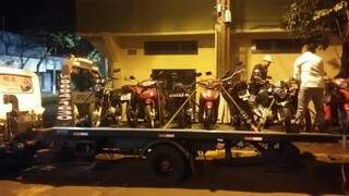 Nove carros e 11 motos foram apreendidos (Foto: Cido Costa/Dourados Agora)