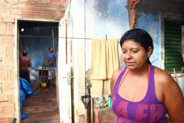 Vivendo em escombros ap&oacute;s inc&ecirc;ndio, fam&iacute;lia precisa de alimentos e m&oacute;veis