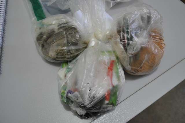 M&atilde;e &eacute; presa ao levar droga dentro de vidros de tempero para filhos em Unei