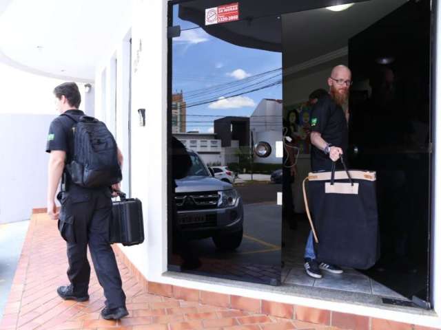 Ap&oacute;s mais de 5h, PF deixa escrit&oacute;rio de filho de desembargador