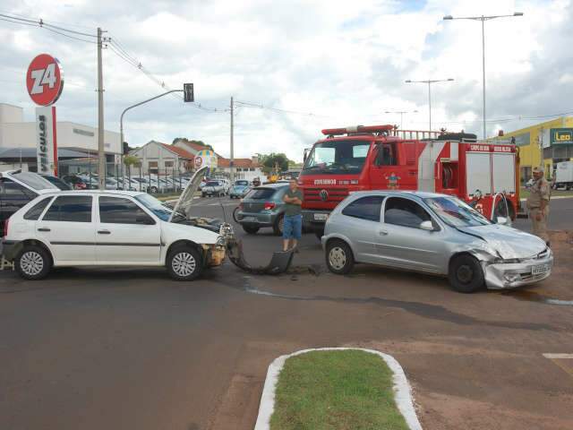  Convers&atilde;o indevida causa acidente na Avenida das Bandeiras