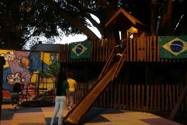 Em dia de jogo, clima de balada perde espa&ccedil;o e familiar domina em bares