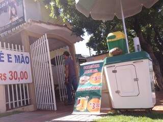 Vendedor não deixa faltar troco e estipula preços para facilitar a transação (Foto: Caroline Maldonado)