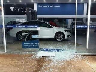 Porta de vidro foi destruída no atendado (Foto: Divulgação/ PM)