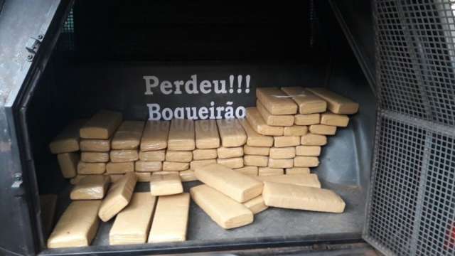 Pol&iacute;cia apreende 380 kg de maconha em Golf abandonado na BR-060