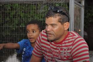Adailton e o filho Diogo, de 7 anos: &quot;Lixo faz mal para os animais&quot; (Foto: Marcelo Calazans)