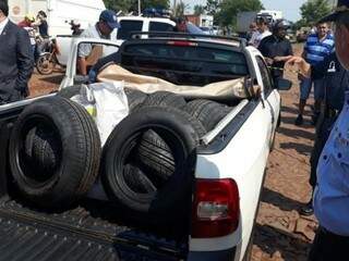 Picape Saveiro de campo-grandenses estava carregada com pneus (Foto: Porã News)