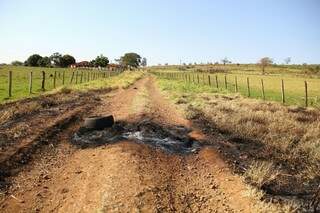 Restos de pneus queimados no meio da estrada que leva à casa do gerente da Fazenda Primavera. (Foto: Marcos Ermínio)