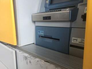 Hoje de manhã ainda havia marcas no caixa eletrônico que os bandidos tentaram furtar dinheiro (Foto: Bruna Kaspari)