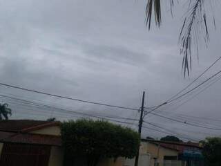 Por volta das 7h30, o tempo continuava fechado em Paranaíba (Foto: Direto das Ruas) 