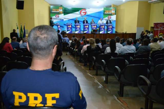 Reinaldo, ausente, e Mochi, viram alvos de cr&iacute;ticas em debate no interior