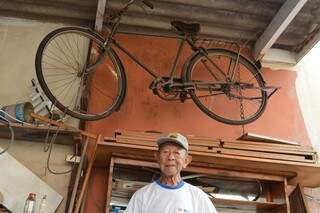 Companheira de estrada, a bicicleta Royal 1954 de Francisco é motivo de orgulho para o marceneiro (Foto: Kimberly Teodoro)