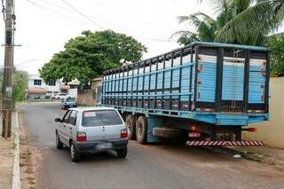 Caminhão na Rua Manoel Cavalcante Proença atrapalha  fluxo de veículos. (Foto: Gerson Walber)