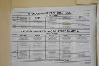 Cronograma de vacinação de todas as unidades de saúde da cidade acoplada em porta para visualização da população. (Foto: Paulo Francis)