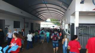 Estudantes chegam no colégio Dom Bosco para o primeiro dia de prova do Enem. (Foto: Adriano Fernandes)
