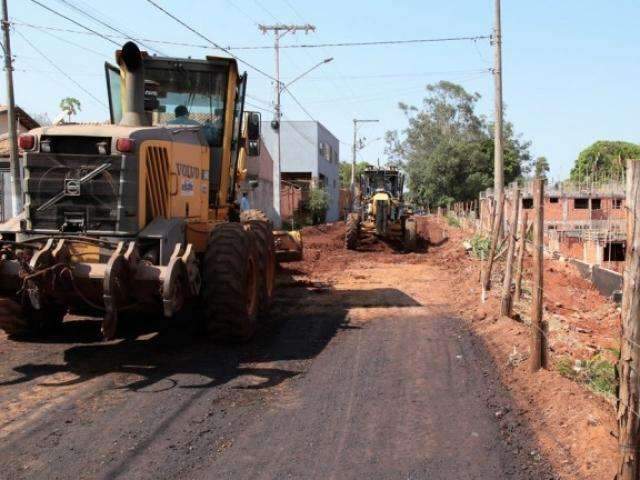 Quase uma d&eacute;cada depois, asfalto &eacute; retomado em 15 ruas do Aero Rancho