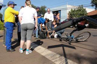 Motorista, de calça cinza, atingiu bicicleta de Anédio, que ficou caído no asfalto. (Foto: Lucimar Couto)