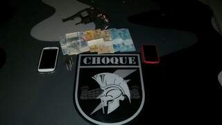 Arma, dinheiro e celulares apreendidos pela polícia (Foto: Divulgação)
