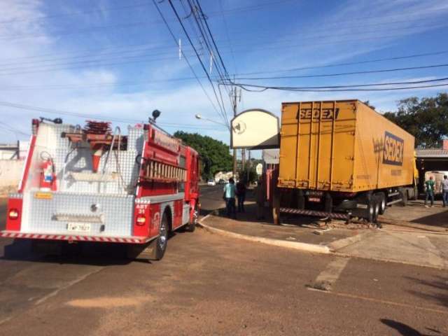 Condutor passa mal e carreta invade loja na Mascarenhas de Moraes