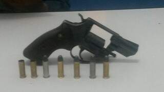 Autor do disparo foi preso junto com arma calibre 38.(Foto: Divulgação/6ºBPM)