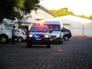 Viatura da Polícia Federal deixando a Justiça Federal. (Foto: Paulo Francis).
