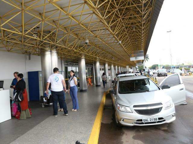 T&aacute;xis podem voltar ao aeroporto, mas &ldquo;regra no meio do jogo&quot; irrita empresa
