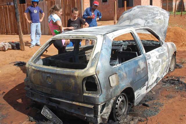  Mulher tem carro incendiado pelo ex-marido no Jardim das Maca&uacute;bas