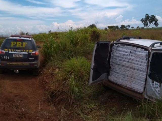 Contrabandista abandona carro com 20 mil ma&ccedil;os de cigarro em estrada vicinal 