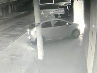 Não é possível identificar a placa do veículo Onix no vídeo captado pelas câmeras de segura do estabelecimento (Foto: reprodução/Direto das Ruas)