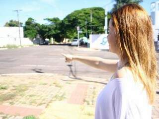 Na esquina das ruas Euclides da Cunha e Goiás, comerciante lembra de acidente que socorreu. (Foto: Marcos Ermínio)
