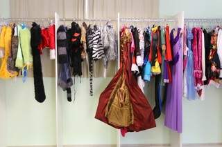 Além dos vestidos de festa, a loja tem fantasias disponíveis para o aluguel (Foto: Fernando Antunes)
