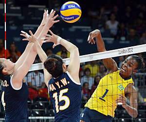  Em jogo sofrido, Brasil vence a China e mant&eacute;m chance de classifica&ccedil;&atilde;o no v&ocirc;lei