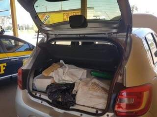 Traficante abandona carro roubado com 219 quilos de maconha na BR-267