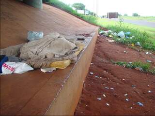 Lixo deixado por mendigos embaixo do viaduto. (Foto: Jânio Macedo)
