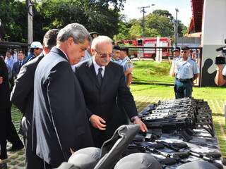 Governador e secretário de Segurança entregam armamento para Cigcoe. (Foto: João Garrigó)