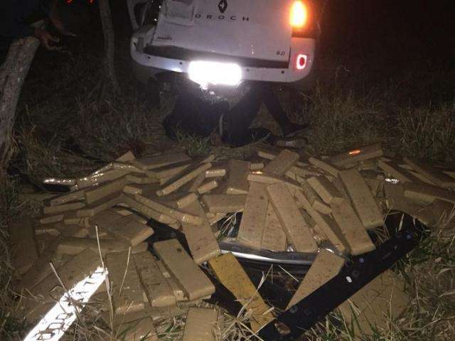 PM atira e carro com 1 tonelada de maconha capota durante persegui&ccedil;&atilde;o