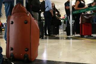 Fila para o check-in em empresa aérea no Aeroporto Internacional de Campo Grande; boa parte dos passageiros opta pela bagagem de mão (Foto: Henrique Kawaminami)