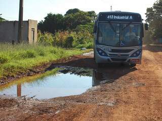 Para não atolar o ônibus na lama os motoristas passam beirando as casas. O resultado, segundo moradores, são paredes rachadas e sujas de lama.