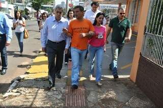 André e Nelsinho caminharam juntos até os locais de votação (Foto: Marcelo Calazans) 