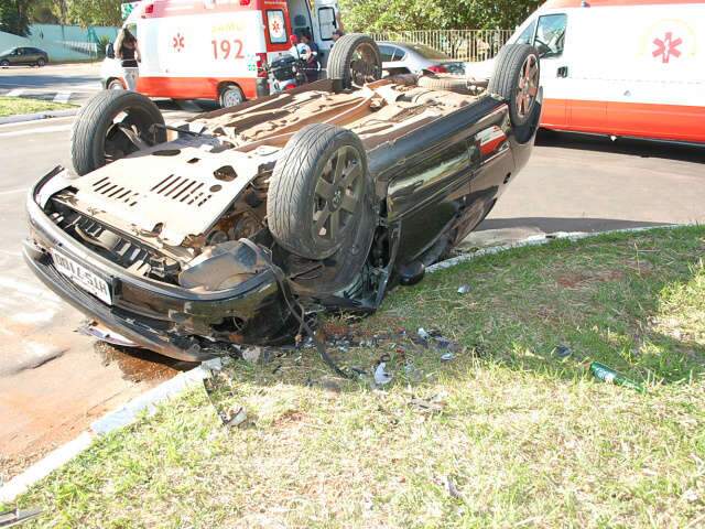  Peugeot bate em Vectra e capota na avenida Mato Grosso 