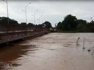 Nível do Rio Coxim na manhã de hoje (Foto: reprodução)