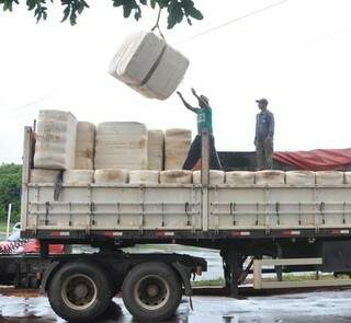 Bitrem estava carregado com 48 toneladas de algodão (Foto: Marcelo Calazans)