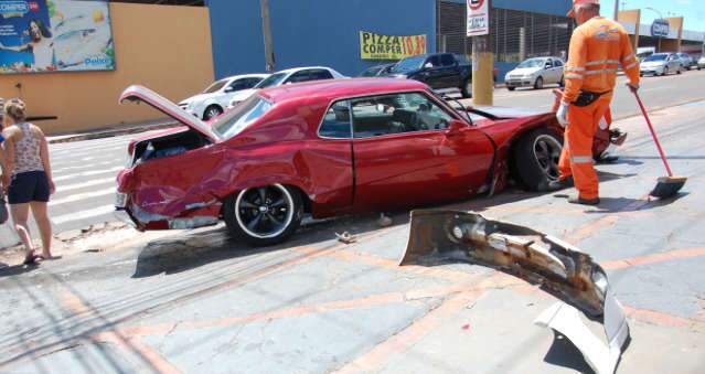  Carro de luxo quase invade loja ap&oacute;s colis&atilde;o em cruzamento na Capital 