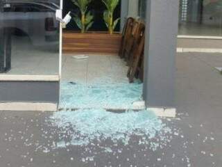 Fachada de lanchonete invadida nesta madrugada:
bandidos quebraram porta de vidro (Fotos: Reprodução)