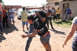 Irmão de Mayara é contido após se revoltar com a tragédia (Foto: Marcos Ermínio)