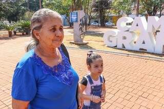 Irene Miranda disse que resolveu passear com a neta de 4 anos, quando viram o letreiro (Foto: Henrique Kawaminami)