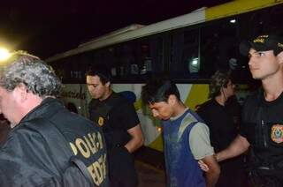 Ônibus trouxe policiais federais e indígenas presos para sede da PF em Campo Grande (Foto: Vanderlei Aparecido)