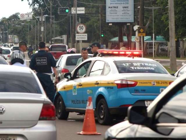 Acidente com ve&iacute;culo do BPTran congestiona a Duque de Caxias