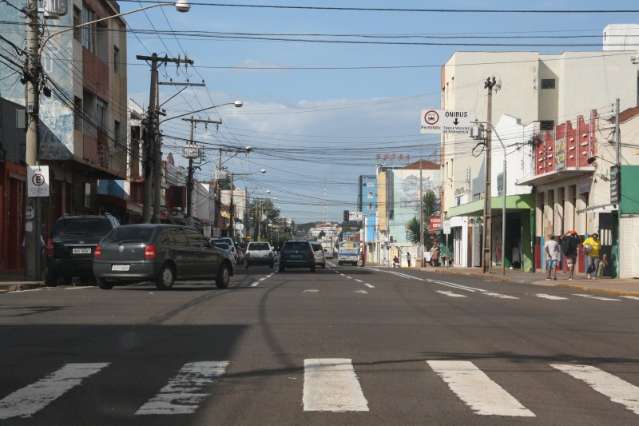 Mercad&atilde;o abre no feriado e clientes aproveitam o dia para compras