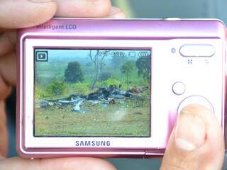 Vizinho do local onde caiu avião fotografou destroços e mostrou à equipe do Campo Grande News presente no local (Foto: Minamar Junior)